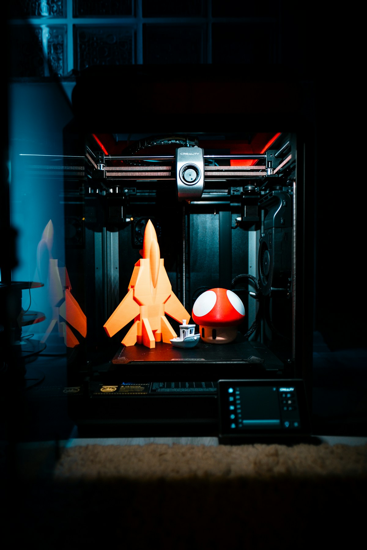 FDM 3D-Drucker mit gedruckten Objekten